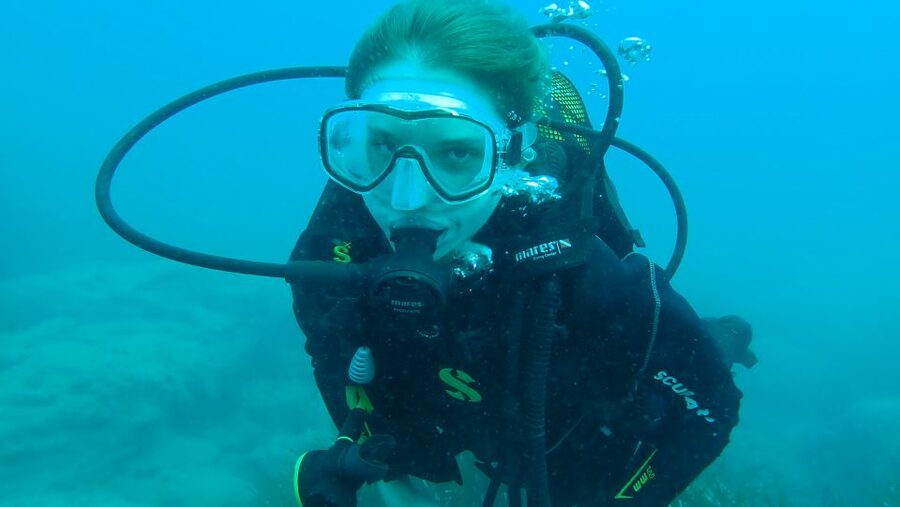 Alanya: 2 Guided Scuba Dives with Lunch and Hotel Transfers - Underwater Session One in Alanya Harbor: Shallow Starts and a Controlled Descent
