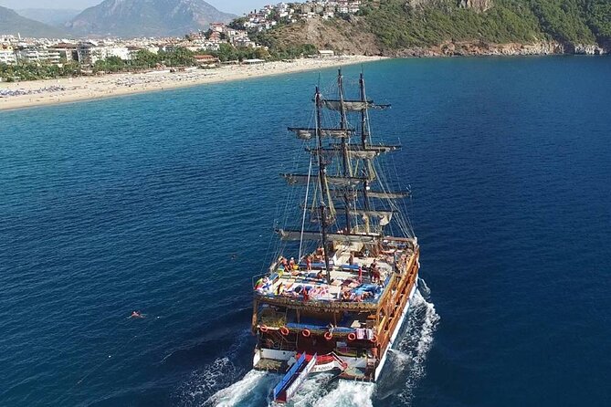 Alanya Catamaran Boat Tour with Lunch, Soft Drinks & Transfer - Comfort, crowding, and seat strategy on a full catamaran