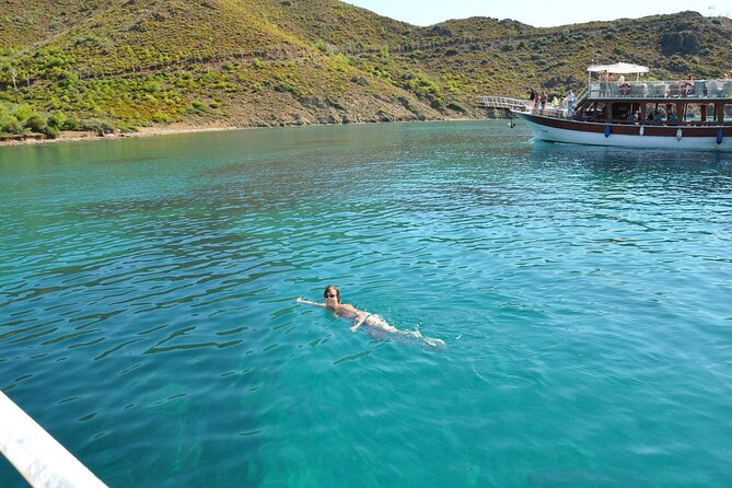 Alanya Catamaran Boat Trip incl. Lunch and drinks - Lunch, soft drinks, and the onboard party factor
