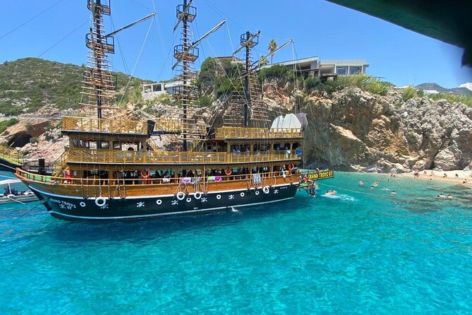Alanya Grand Pirate Boat Tour with Lunch, Soft Drinks & Transfer - The onboard crew commentary and entertainment rhythm