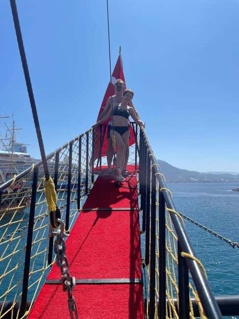 Alanya: Luxury Pirate Boat with Lunch & Unlimited Drinks - Swim Stops in the Mediterranean, Plus Showers Onboard
