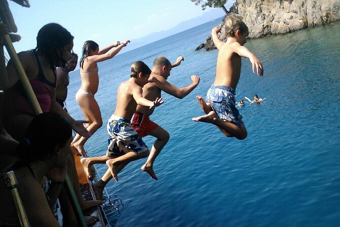 Alanya Pirate Boat Trip All-Inclusive with Lunch & Transfers - Language, Group Size, and Comfort on a 6 to 7 Hour Boat