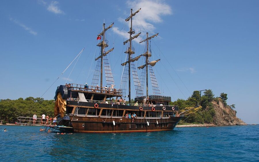 Alanya Pirate Boat Trip with Lunch, Swimming & Foam Party - Quick reasons this trip works