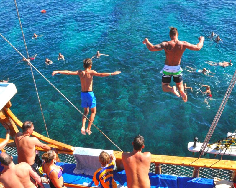 Alanya Pirate Boat Trip with Lunch, Swimming & Foam Party - Foam party: music, hair-down fun, and crowd reality