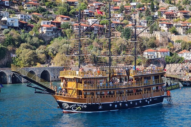 Alanya Pirate Boat Trip With Unlimited Drinks & Lunch - Life on board: pirate theme, guiding, and the party pace