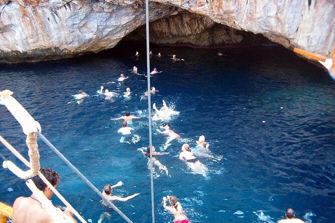 Alanya Pirate Boat Trip With Unlimited Drinks & Lunch - Lunch and dinner on the boat: what’s included and how to handle lines