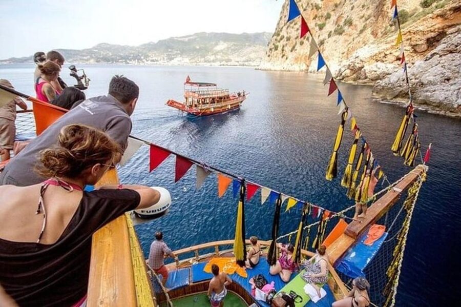 Alanya: Pirates Boat Trip with Lunch and Hotel Pickup - Getting picked up in Alanya, and why “nearest hotel” matters