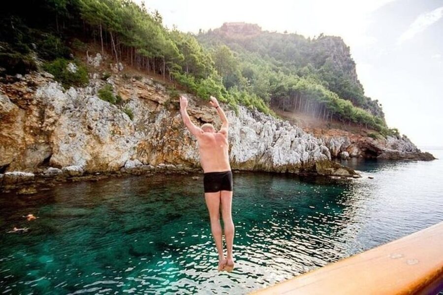 Alanya: Pirates Boat Trip with Lunch and Hotel Pickup - Alanya landmarks from the sea, plus an early swim near the castle