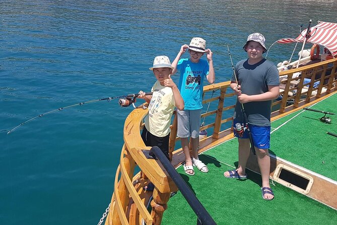 Alanya Relaxing Boat Tour with Lunch, Soft Drinks & Transfer - Sailing along Alanya: what the cruise time feels like