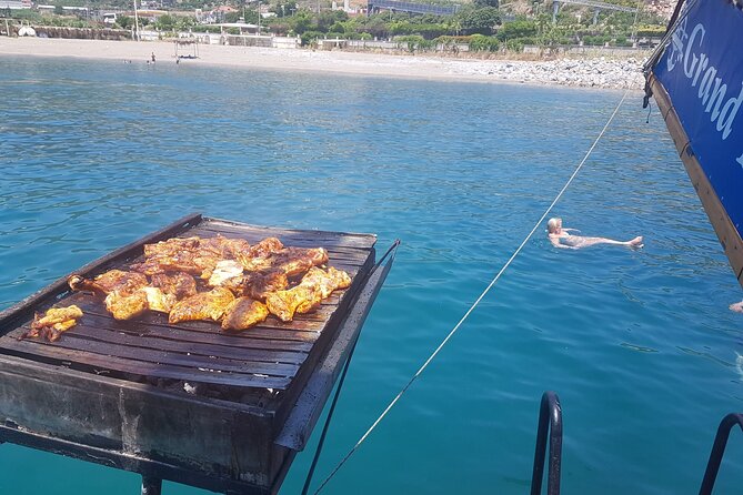 Alanya Relaxing Boat Tour with Lunch, Soft Drinks & Transfer - Swim stops along the coast: how to time your relaxation