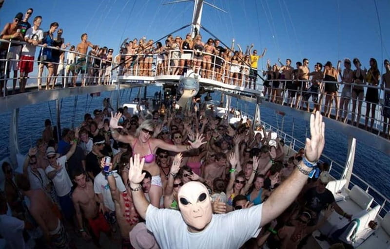 Alanya Sunset Pirate Boat: Music & Foam Party - Dinner onboard plus the foam party soundtrack