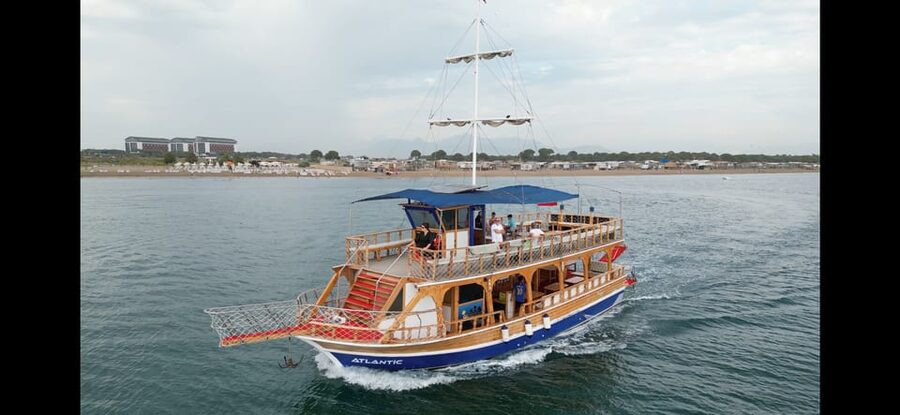 Antalya: Beach & Waterfalls Boat Trip w/ Lunch & Soft Drinks - The boat setup: where to hang for the best views