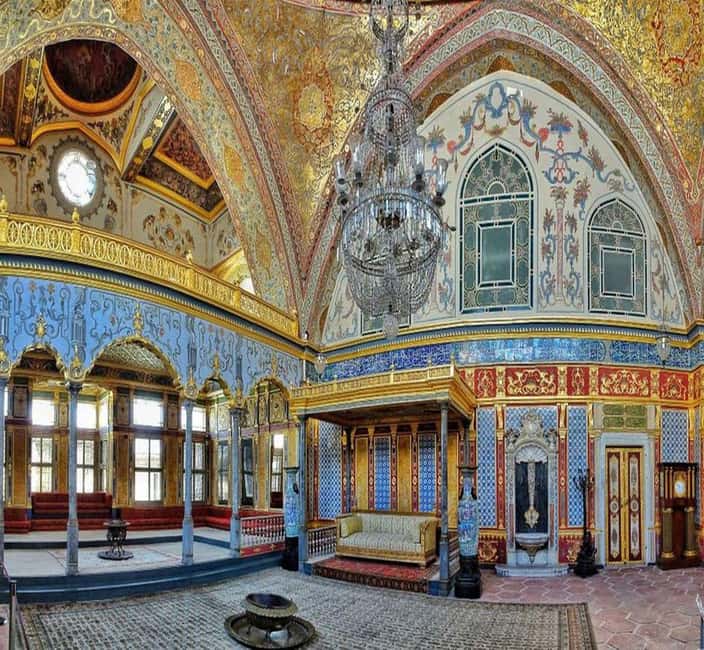 Blue Mosque, Hagia Sophia, Topkapı Palace &Grand Bazaar Tour - What the guide quality changes on this route