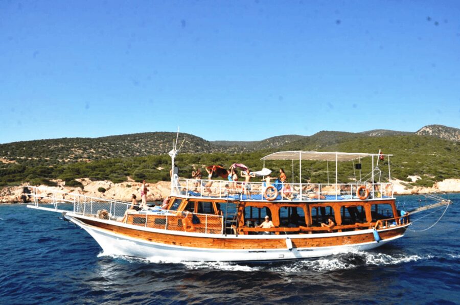 Bodrum Boat Tour with Lunch: Beaches and Islands - Crew, communication, and handling a change in plans