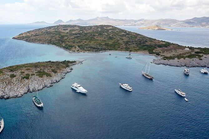 Bodrum: Private Gulet Tour with Lunch - Black Island, Meteor Hole, Aquarium, Rabbit Island, Poyraz Bay