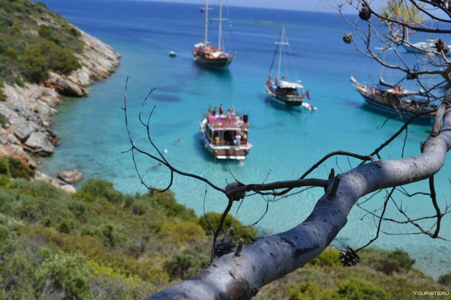 Didim/Altinkum: Lazy Day Boat Trip w/BBQ Lunch - Lunch onboard and the BBQ meal between swims
