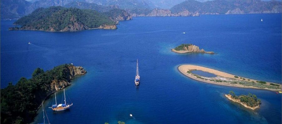 Fethiye: 12 Islands Boat Tour with Lunch and Hotel Pickup - Food and Drinks: Included Lunch, Then a Bar for the Rest