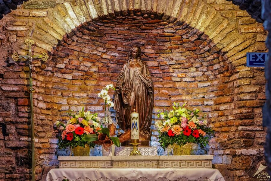 From Kusadasi: Ephesus Guided Sightseeing Tour with Lunch - From Kusadasi Pickup to “First Stop” Calm: House of the Virgin Mary