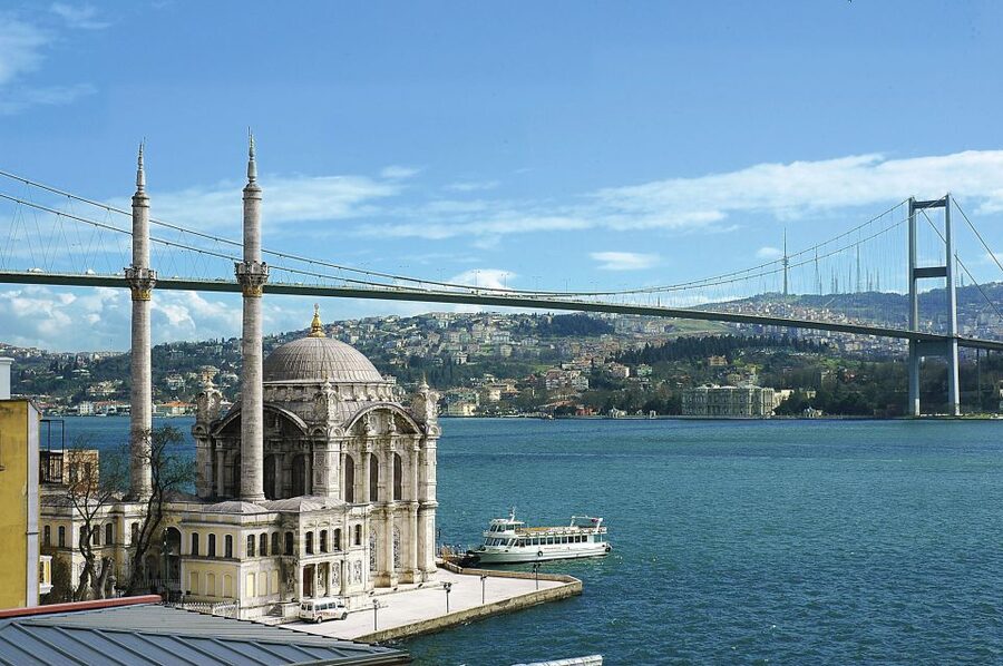 Istanbul: Bosphorus and Golden Horn Boat Tour with Guide - How the English guide fits in, and when audio might take over