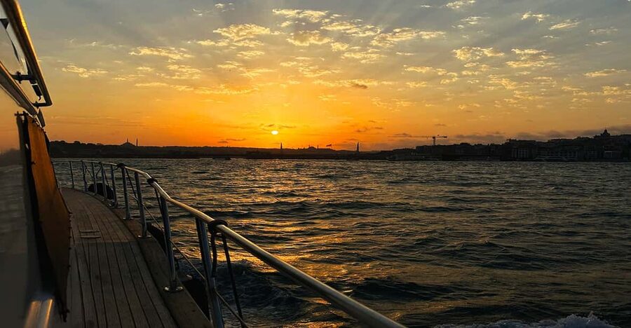 Istanbul: Bosphorus and Golden Horn Sunset Yacht Cruise - Dolmabahçe Palace to Ortaköy Mosque: Setting the Scene Before the Bridge Moment
