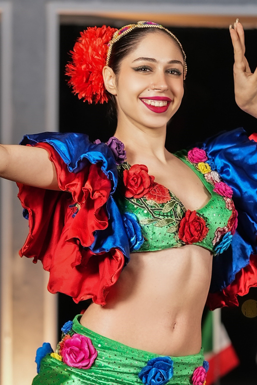 Istanbul: Bosphorus Cruise with Dinner Show - Drinks, DJ music, and the party-to-chill balance