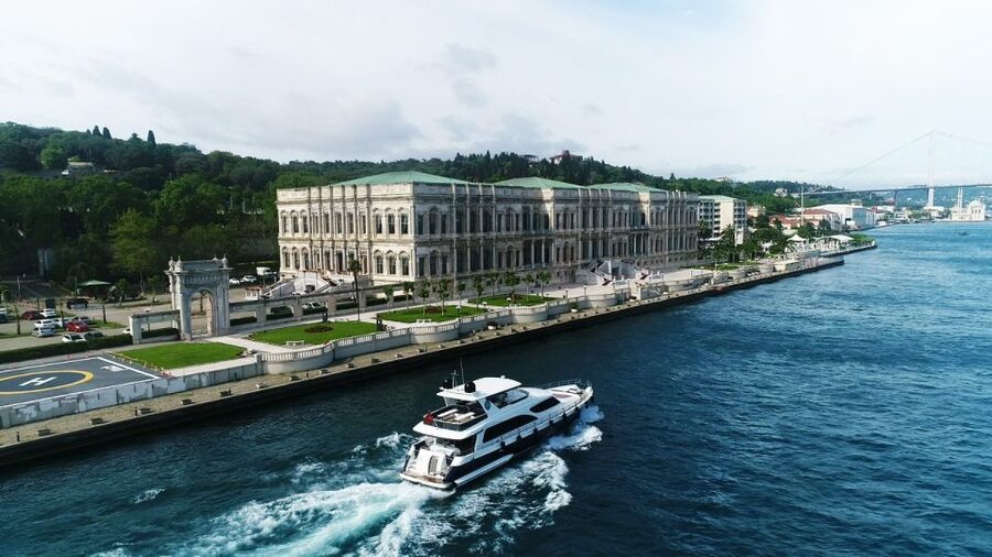 Istanbul: Bosphorus Cruise with Stopover on the Asian Side - European Side Showpieces: Dolmabahçe to Ortaköy