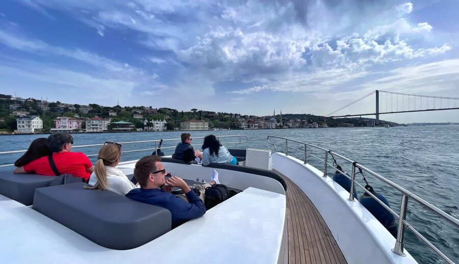 Istanbul: Bosphorus Cruise with Stopover on the Asian Side - Onboard Comfort: Yacht Size, Deck Time, and the Included Treats