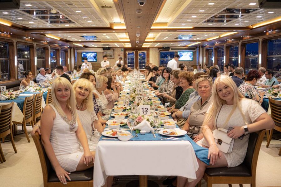 Istanbul: Bosphorus Dinner Cruise & Turkish Night Show - Photo stops, photographers, and what to watch for