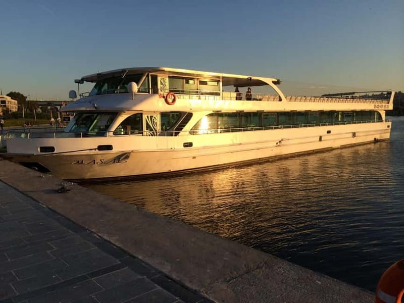 Istanbul: Bosphorus Dinner Cruise with Live Entertainment - Why a Bosphorus dinner cruise at night hits different