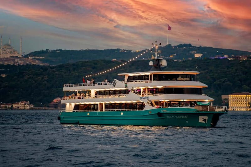 Istanbul: Bosphorus Dinner Cruise with Turkish Night Show - Practical tips to get better views and a smoother night