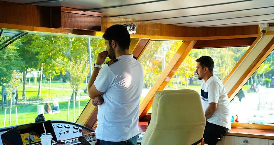 Istanbul: Bosphorus & Golden Horn Cruise Daytime or Sunset - Boat Setup and Comfort: Indoor, Outdoor, and Where to Sit