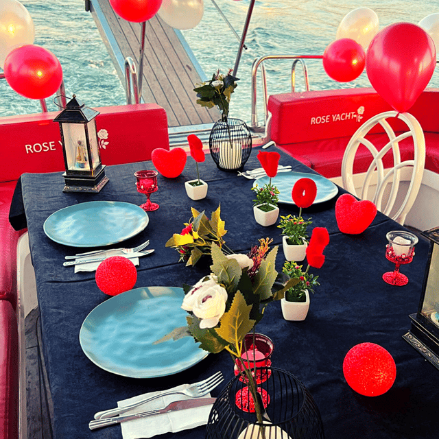İstanbul: Bosphorus Private Yacht Cruise with Tea and Coffee - Two Hours on the Bosphorus, With Real View Value