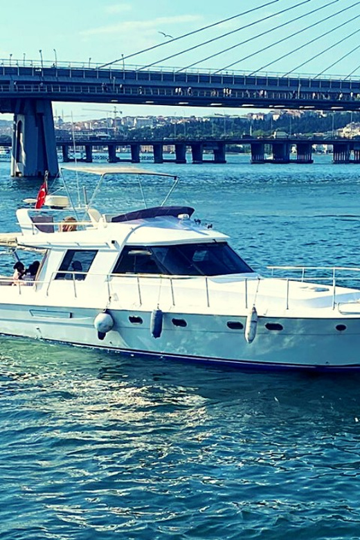 İstanbul: Bosphorus Private Yacht Cruise with Tea and Coffee - What You’ll See: Bosphorus Bridge, Ortaköy Mosque, and the Palaces