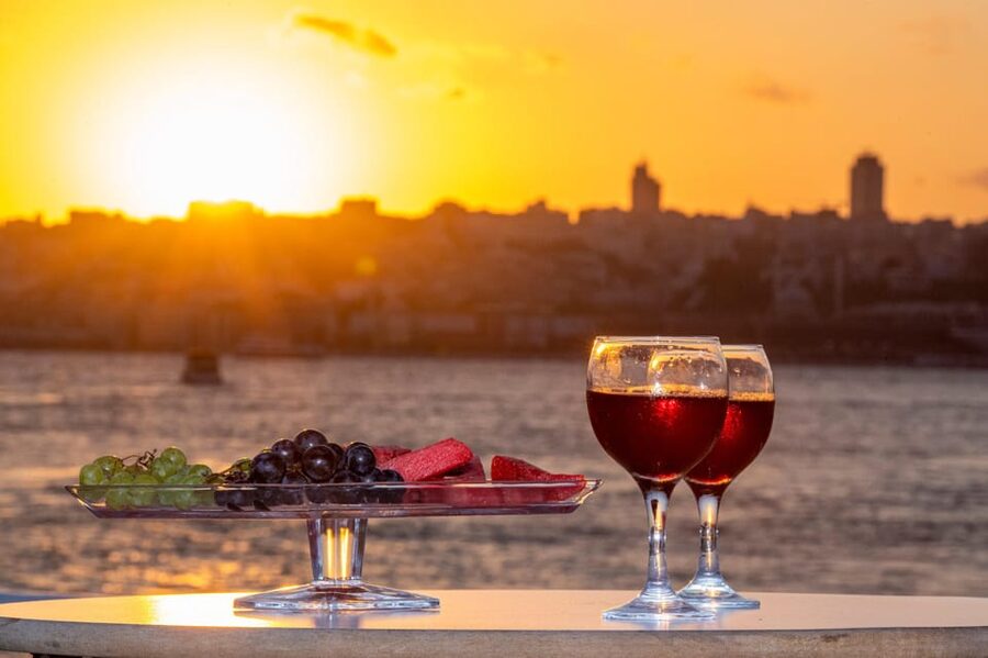 Istanbul: Bosphorus Sunset Cruise with Drinks & Snack - The Audio Guide, on Your Phone, Works If You Use It