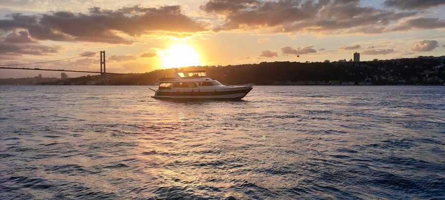 Istanbul: Bosphorus Sunset Cruise with Snacks and Wine - Boats, Bridges, and Fortresses: The Mid-Cruise Wow Factor