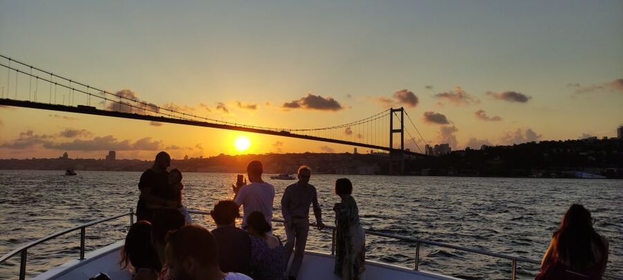 Istanbul: Bosphorus Sunset Cruise with Snacks and Wine - Maiden’s Tower and the Final Stretch Back