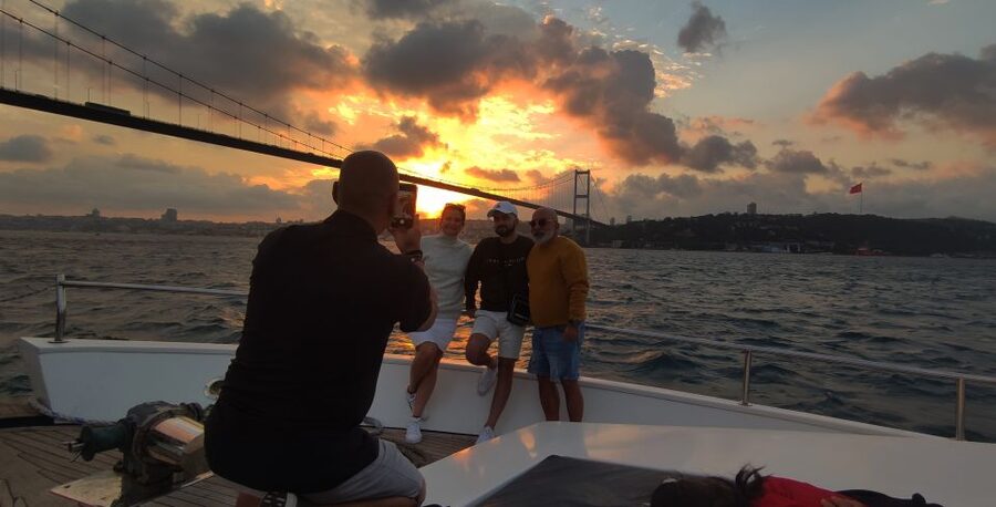 Istanbul: Bosphorus Sunset Cruise with Snacks and Wine - Finding Your Meeting Spot and How the 2 Hours Works
