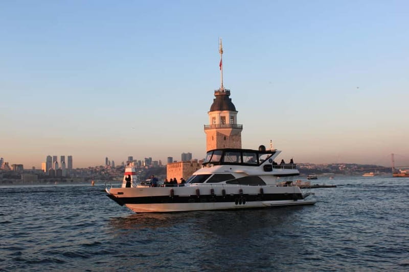 Istanbul: Bosphorus Sunset or Night Yacht Cruise & Transfers - The quick sightseeing circuit before you set sail