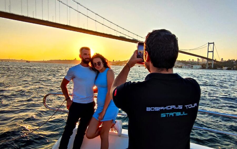 Istanbul: Bosphorus Sunset Yacht Cruise with Live Guide - Onboard setup: 25 meter yacht, 360-degree views, and snack timing
