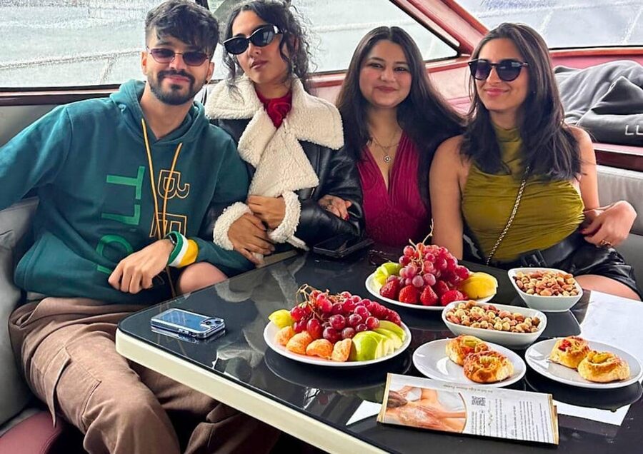 Istanbul: Daytime Bosphorus Yacht Cruise with Fruit & Snacks - Entering the Bosphorus from Karakoy: the simple logistics that matter