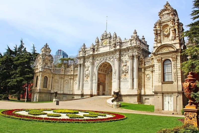 Istanbul: Dolmabahce Palace Guided Tour - Ceremonial Hall chandeliers: seeing the emblematic room clearly