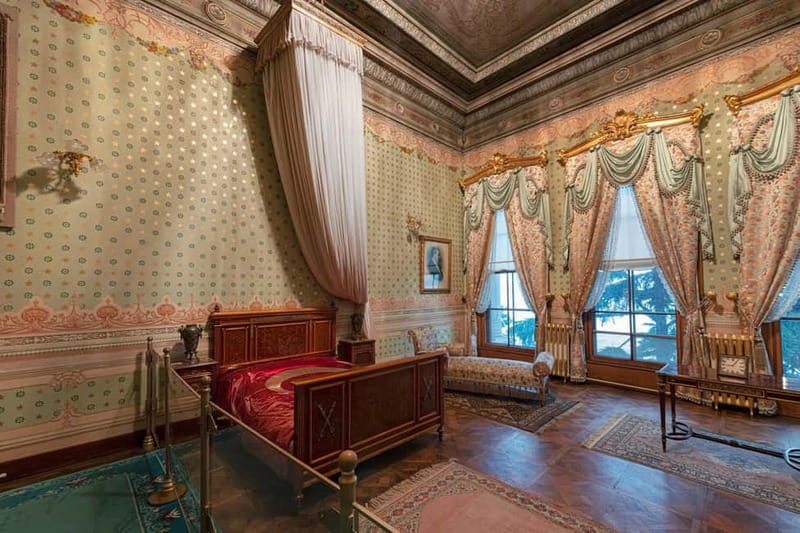 Istanbul: Dolmabahce Palace Guided Tour - Atatürk’s Presidential Residence: linking Ottoman splendor to modern Turkey