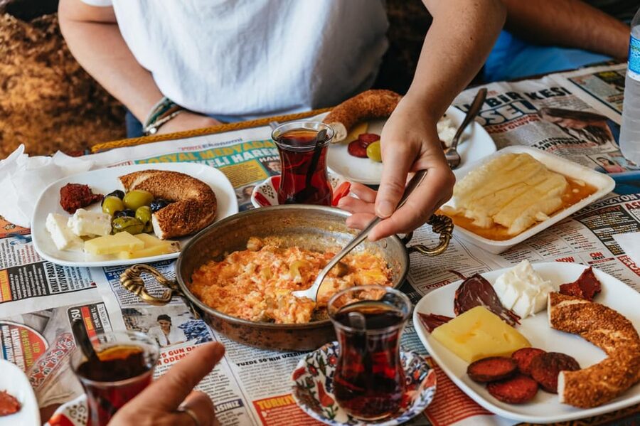 Istanbul: European and Asian Side Guided Foodie Walking Tour - Key highlights you should care about