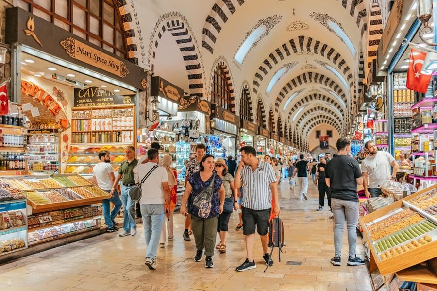 Istanbul: European and Asian Side Guided Foodie Walking Tour - Breakfast and tastings around the Egyptian Spice Market