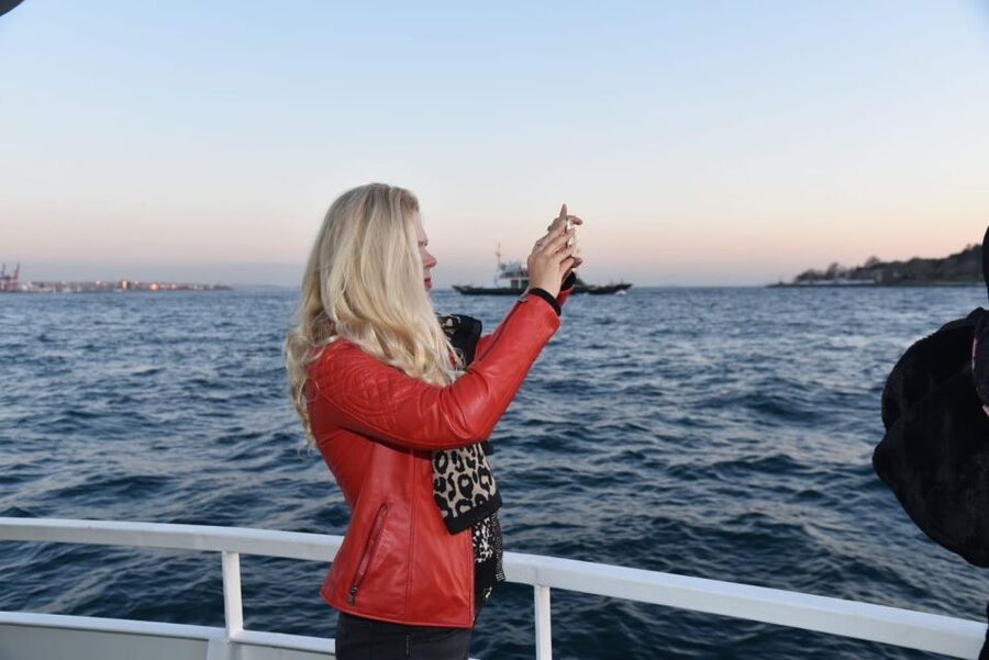 Istanbul: Explore Bosphorous on a Sunset Boat Cruise - Fortresses and palace-stretch cruising: Rumeli Hisarı to Anadolu Hisarı