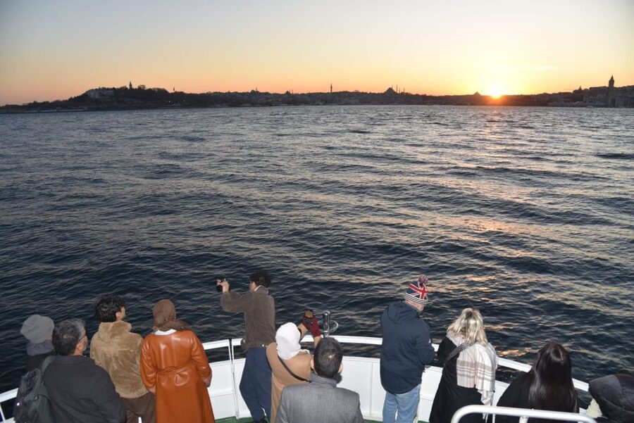 Istanbul: Explore Bosphorous on a Sunset Boat Cruise - Guided narration that actually helps you read Istanbul