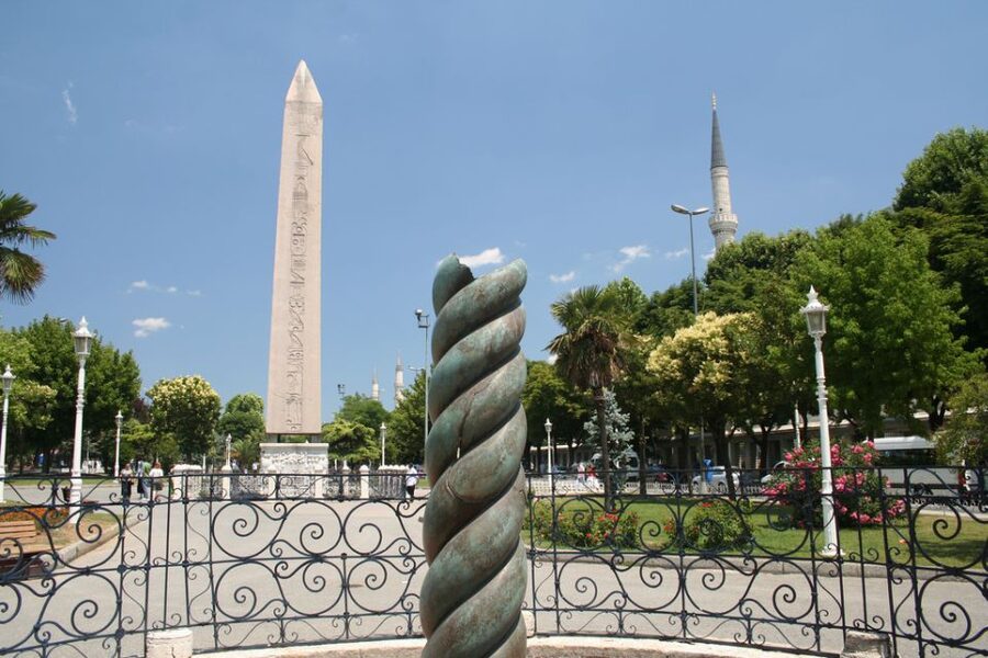 İstanbul: Full-Day Tour with Grand Bazaar - Topkapi Palace: Ottoman Sultans, Bosphorus Views, and the Treasury Must-See