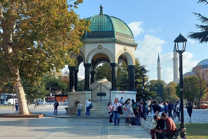 Istanbul Highlights! Blue Mosque, Hagia Sophia, Topkapı and More! - Blue Mosque, Hagia Sophia, and the street-level story between them