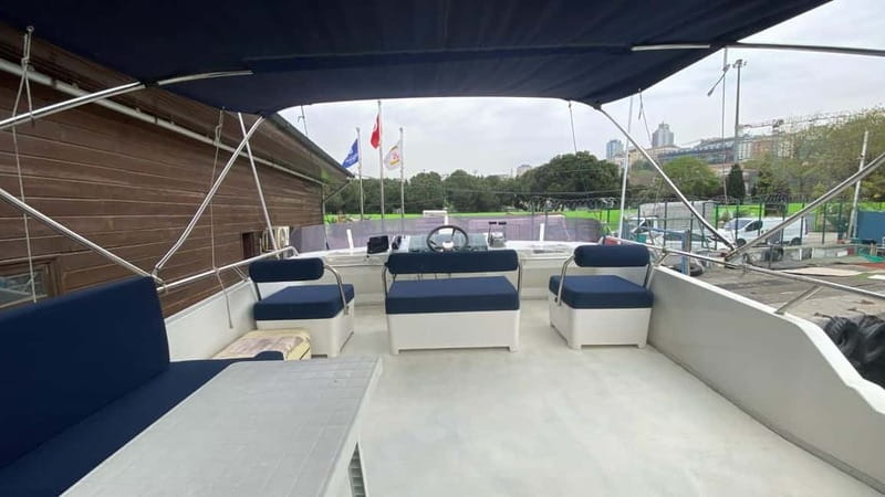 Istanbul: Luxury Yacht on Bosphorus - Personalize the hour: décor, meze, music, and photos