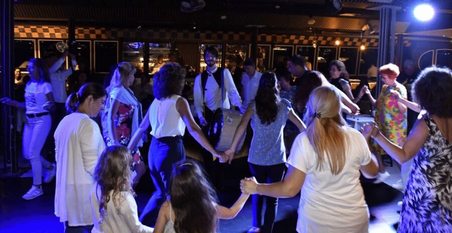 Istanbul: New Year's Eve Bosphorus Cruise Dinner & Party2027 - Drinks, music, and comfort: what to plan for